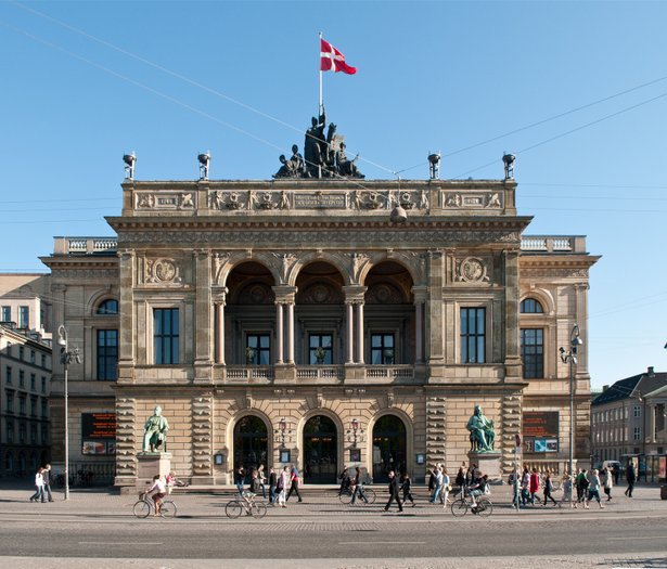 Hvidberg har stof, metervarer, tekstiler til teater i Danmark, Norge, Sverige, Filand og Tyskland.